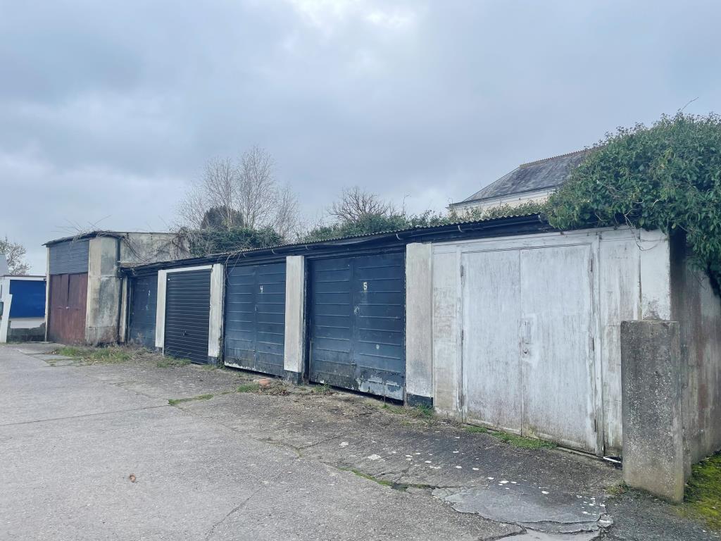 Lot: 10 - UNBROKEN TERRACE OF GARAGES -